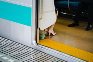 電車に乗る女性の画像